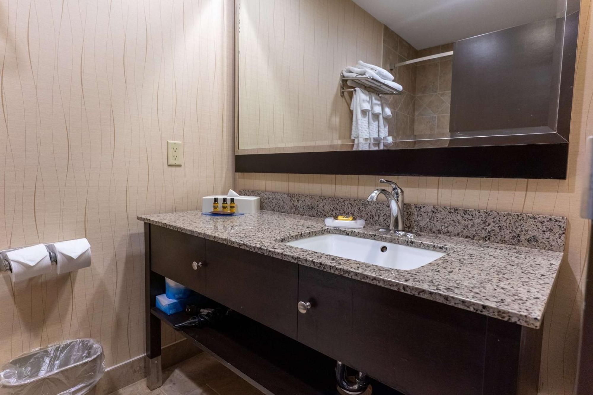 Best Western Plus South Edmonton Inn & Suites Экстерьер фото