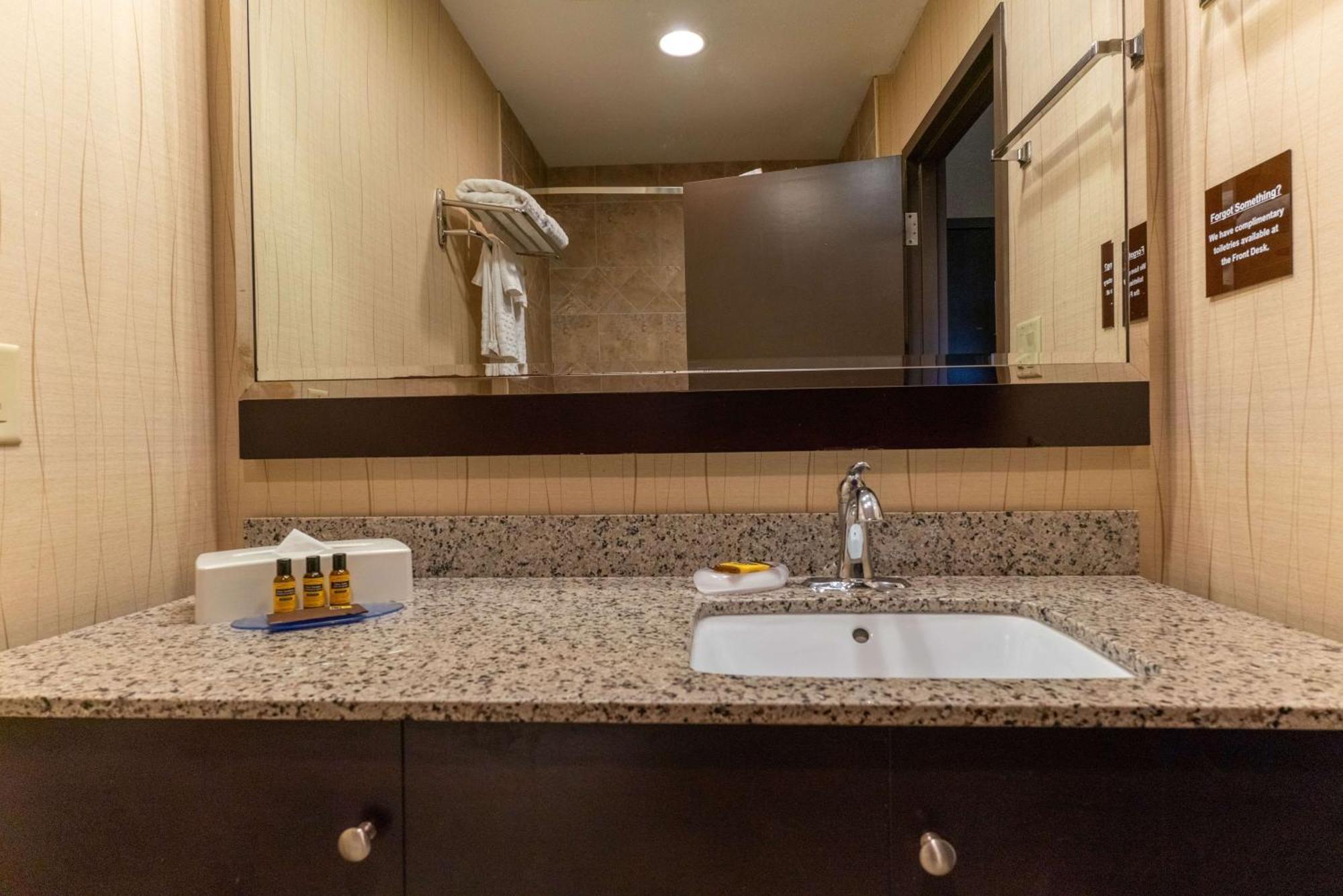 Best Western Plus South Edmonton Inn & Suites Экстерьер фото