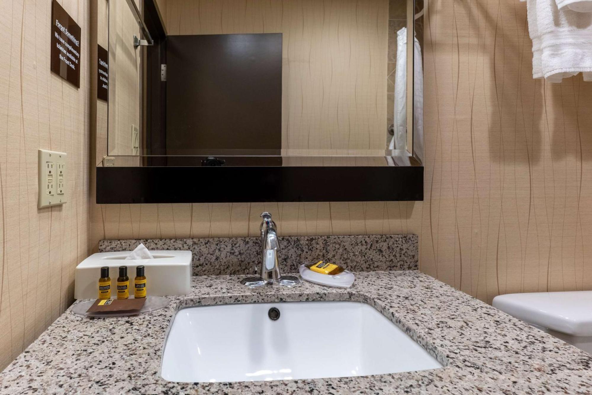 Best Western Plus South Edmonton Inn & Suites Экстерьер фото