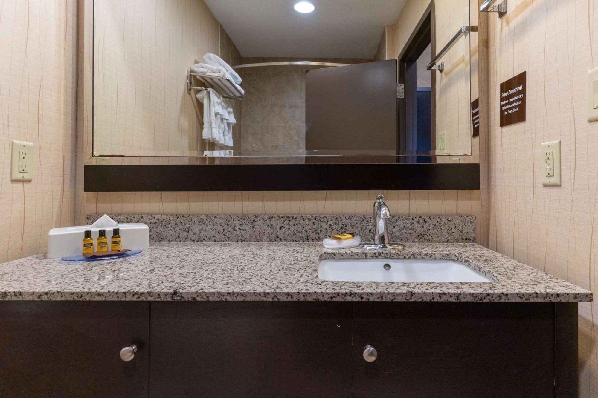 Best Western Plus South Edmonton Inn & Suites Экстерьер фото