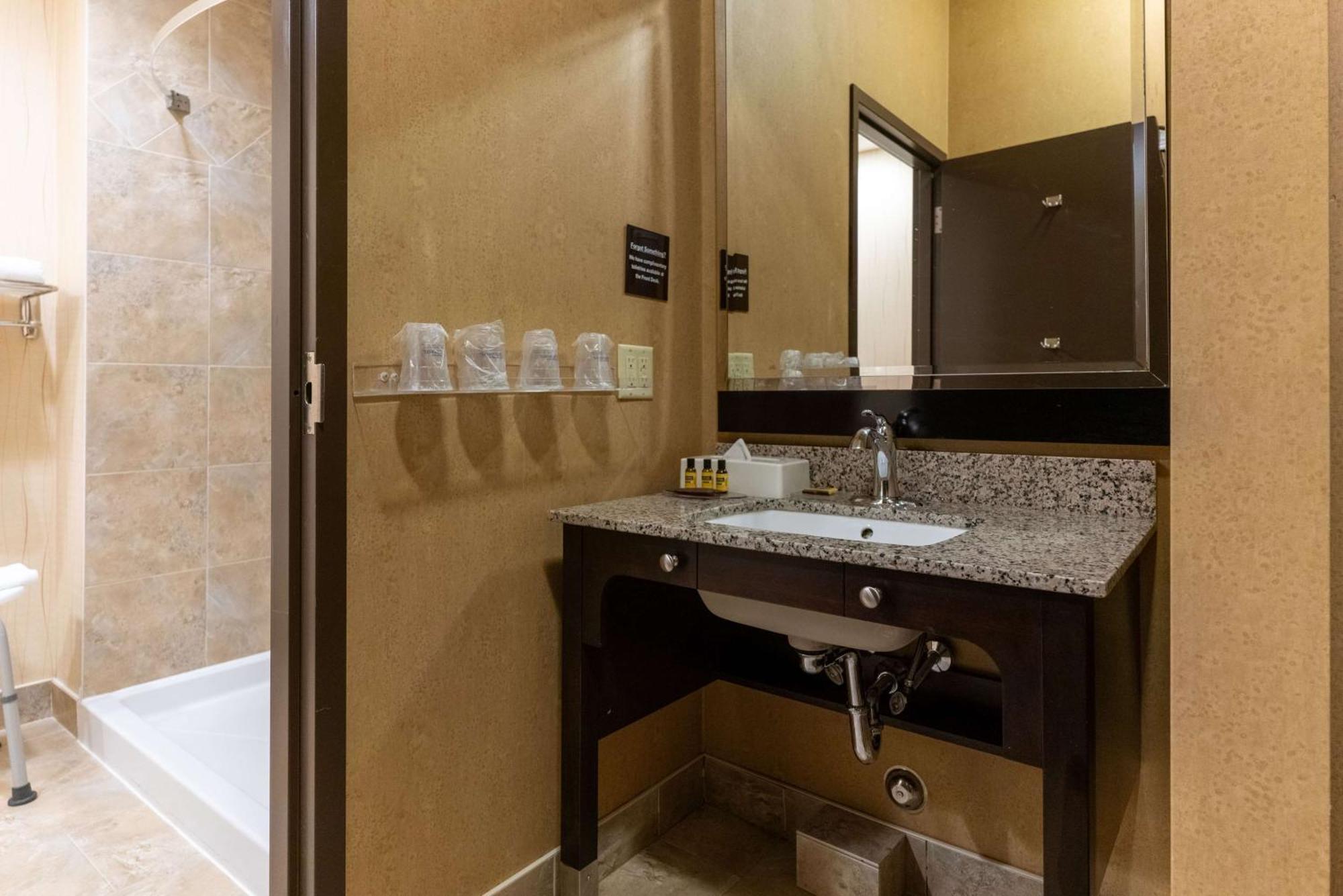 Best Western Plus South Edmonton Inn & Suites Экстерьер фото